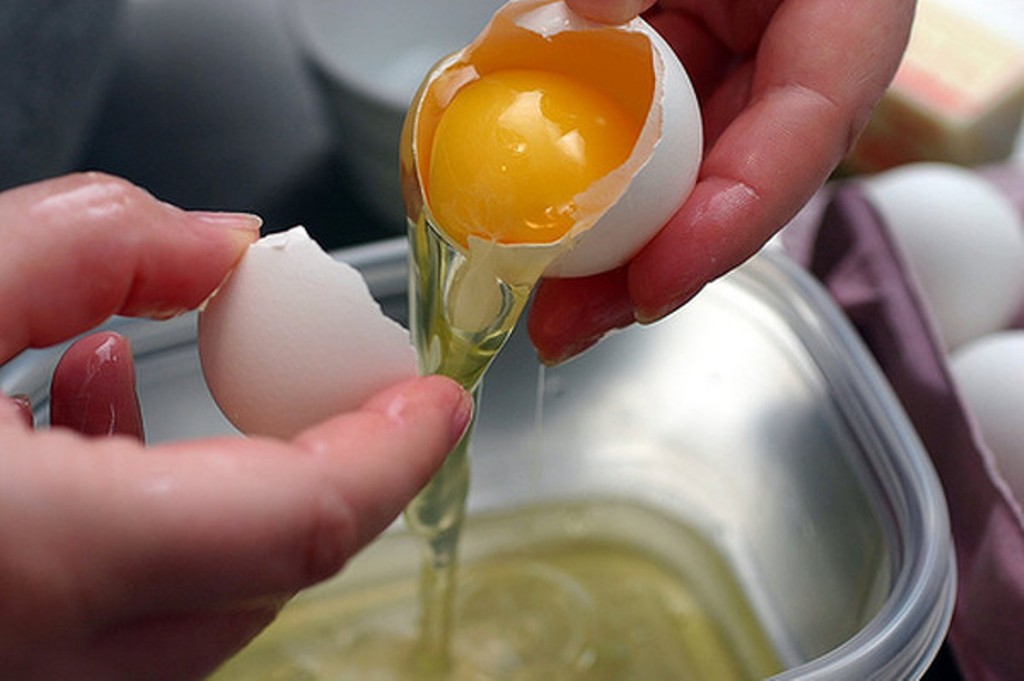 Разбитые яйца 2. Отделить белок от желтка. Отделить желток от белка. Яичные белки. Яичный желток.