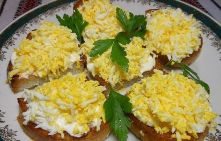 Бутерброды сыр с чесноком и яйцом