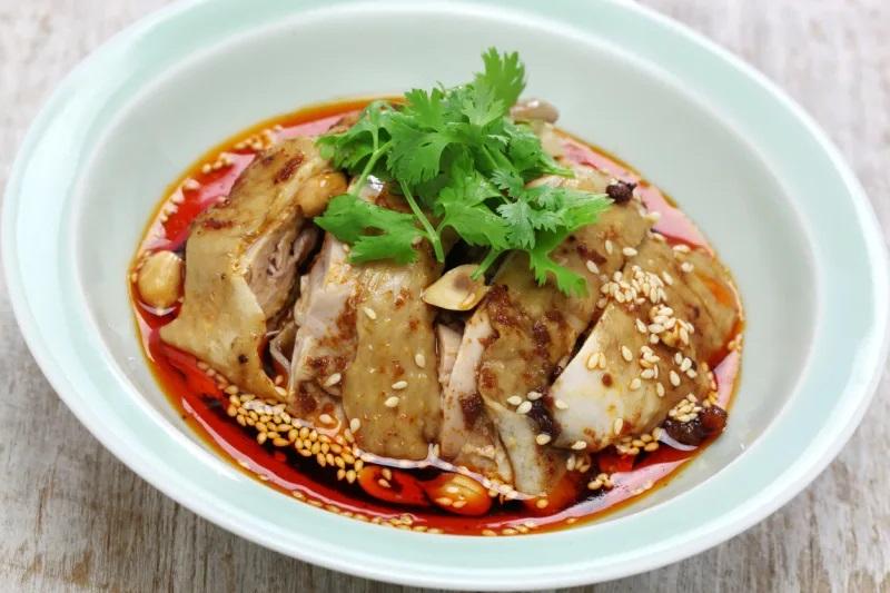 курица отварная по китайски. 1296408. курица отварная по китайски фото. курица отварная по китайски-1296408. картинка курица отварная по китайски. картинка 1296408. Мы все знаем, что вареная курица – это полезно. Но вкусно ли? В идеале должно получиться мясо, тающее во рту. И поверьте, этого не так сложно добиться. Зная несколько секретов, любой сможет приготовить самую сочную курочку, которую он когда-либо пробовал. Это будет главной изюминкой праздничного стола.