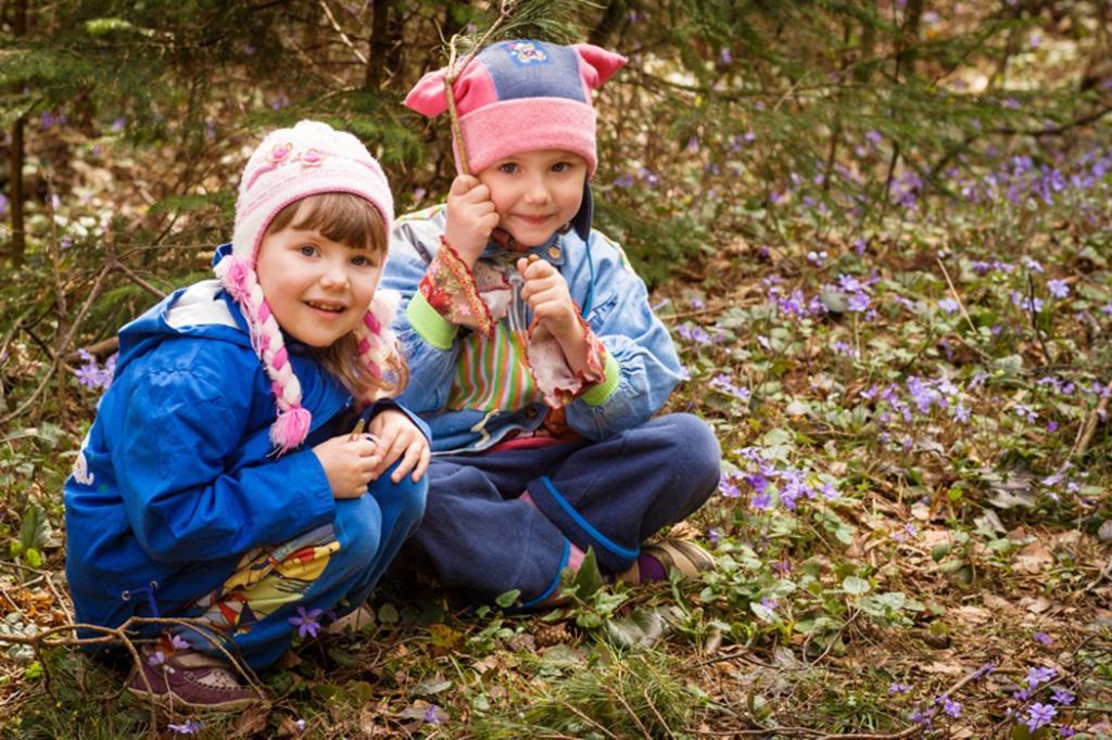 Люблю гулять в лесу. Дети и природа. Дети весной. Прогулка в лесу.