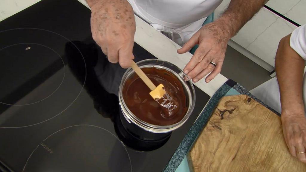 Льют растопленный шоколад