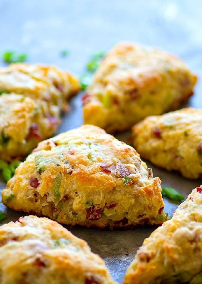 Печенье с колбасой и сыром