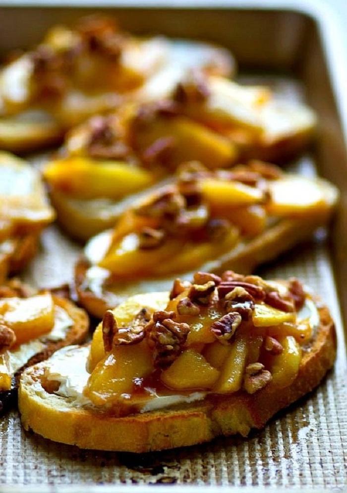 Рецепт груши с сыром бри. Запеченный камамбер с грушей и медом. Сыр камамбер с грушей. Камамбер с грушей. Рецепт груши с сыром бри.