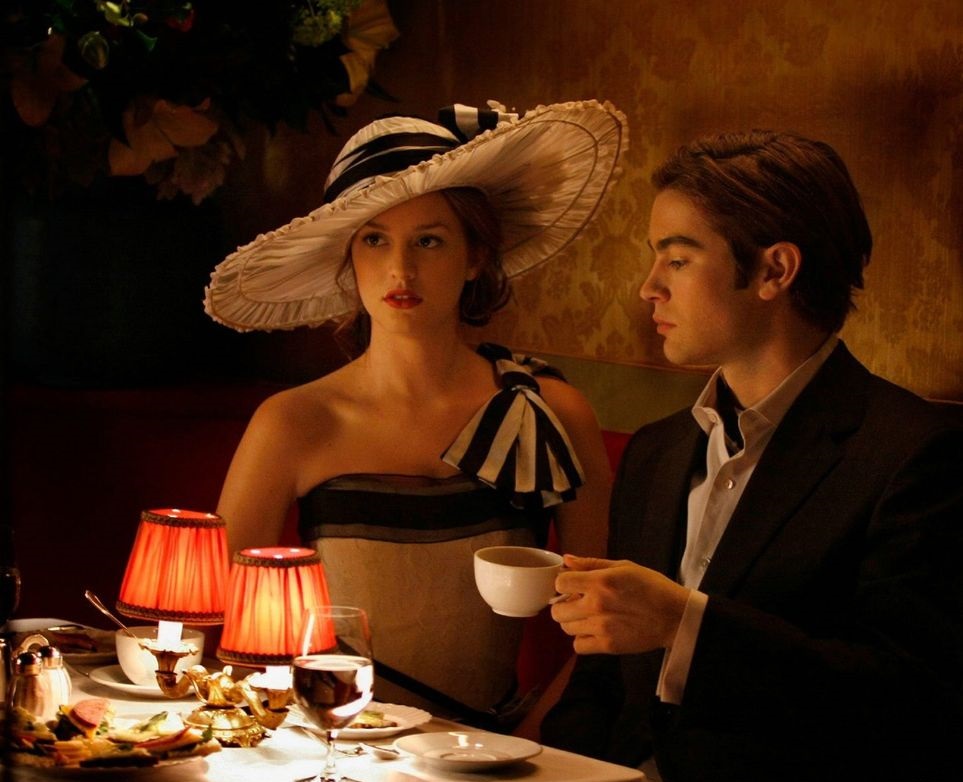Изысканное выражение. Элегантные манеры. Джентльмен и дама. Ужин аристократа. Джентльмен и женщина.