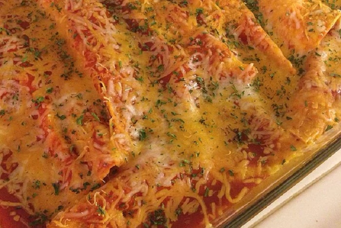 Запеченные блины с курицей в духовке