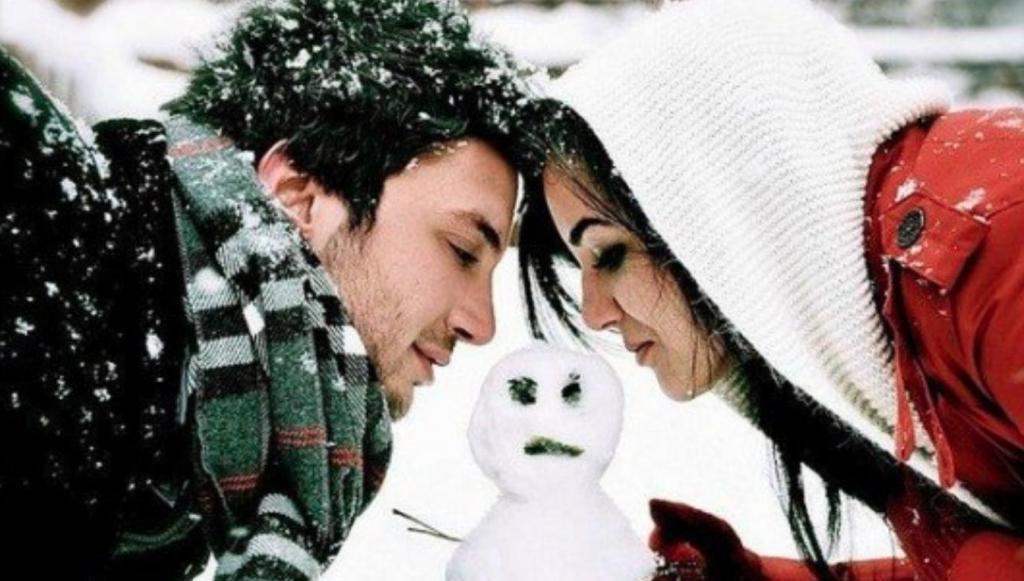 Rasmlar sevgi. Зима любовь. Снежная зима и любовь. Пара в снегу. Снеговики любовь.