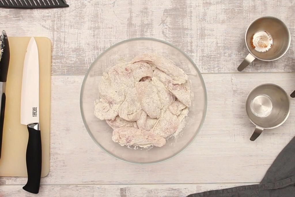 курица на соли на сковороде. 1499822. курица на соли на сковороде фото. курица на соли на сковороде-1499822. картинка курица на соли на сковороде. картинка 1499822. Курица на соли – вкуснейшее кушанье, которое готовится по самому элементарному принципу. Благодаря солевой подушке жар в духовом шкафу распределяется более равномерно. Тушка или ее части пропекаются намного быстрее и получаются очень сочными.