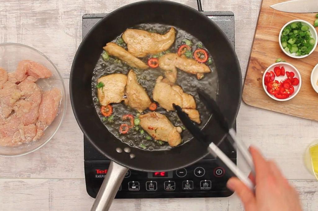 курица на соли на сковороде. 1499824. курица на соли на сковороде фото. курица на соли на сковороде-1499824. картинка курица на соли на сковороде. картинка 1499824. Курица на соли – вкуснейшее кушанье, которое готовится по самому элементарному принципу. Благодаря солевой подушке жар в духовом шкафу распределяется более равномерно. Тушка или ее части пропекаются намного быстрее и получаются очень сочными.