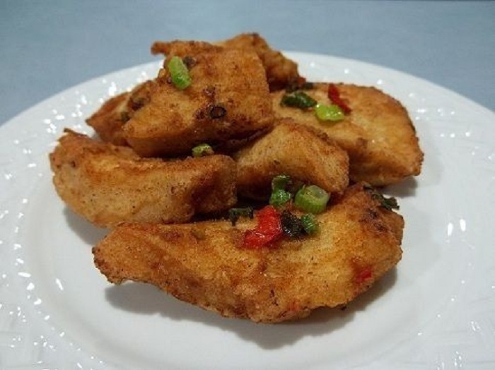 курица на соли на сковороде. 1499828. курица на соли на сковороде фото. курица на соли на сковороде-1499828. картинка курица на соли на сковороде. картинка 1499828. Курица на соли – вкуснейшее кушанье, которое готовится по самому элементарному принципу. Благодаря солевой подушке жар в духовом шкафу распределяется более равномерно. Тушка или ее части пропекаются намного быстрее и получаются очень сочными.
