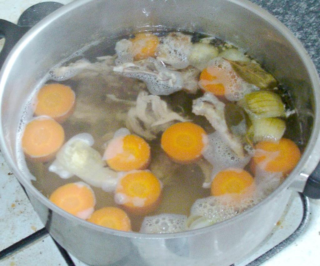 Суп звездочки из пакета. Суп варили тобики. Мешает суп в кастрюле. Как сварить суп из пакета в мультиварке. Как сварить суп из пакета.