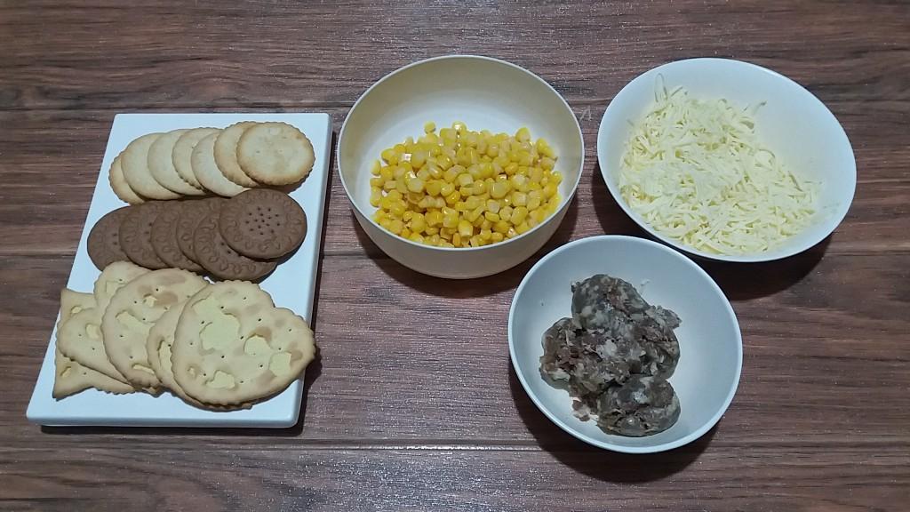 Готовлю смесь из сыра, кукурузы и сосисок, а затем мажу на крекеры: вкусная заку