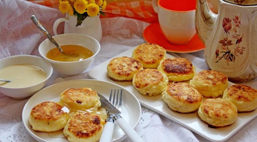 сырники с бананом и овсянкой рецепт. 1521016. сырники с бананом и овсянкой рецепт фото. сырники с бананом и овсянкой рецепт-1521016. картинка сырники с бананом и овсянкой рецепт. картинка 1521016. Простые в приготовление, нежные и очень вкусные творожники, готовить будем как оладьи. Возможно вы так еще не готовили, а вот и зря. В таком варианте творожные оладьи не хуже классических сырников, а вот времени на приготовление и подготовку уходит гораздо меньше. Для рецепта используют овсяные хлопья быстрого приготовления мелкого помола. Бананы для творожников лучше всего взять переспевшие, те что с тёмными пятнами на кожуре. Они самые сладкие и ароматные.