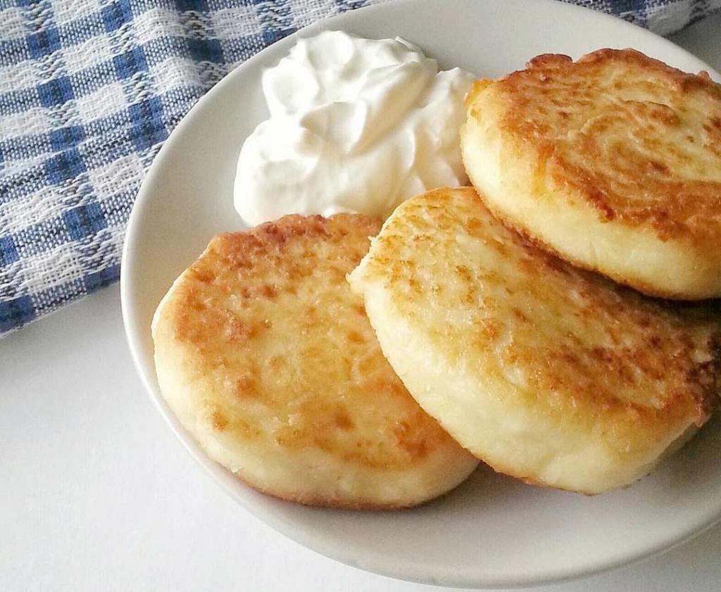 сырники с бананом и овсянкой рецепт. 1521018. сырники с бананом и овсянкой рецепт фото. сырники с бананом и овсянкой рецепт-1521018. картинка сырники с бананом и овсянкой рецепт. картинка 1521018. Простые в приготовление, нежные и очень вкусные творожники, готовить будем как оладьи. Возможно вы так еще не готовили, а вот и зря. В таком варианте творожные оладьи не хуже классических сырников, а вот времени на приготовление и подготовку уходит гораздо меньше. Для рецепта используют овсяные хлопья быстрого приготовления мелкого помола. Бананы для творожников лучше всего взять переспевшие, те что с тёмными пятнами на кожуре. Они самые сладкие и ароматные.