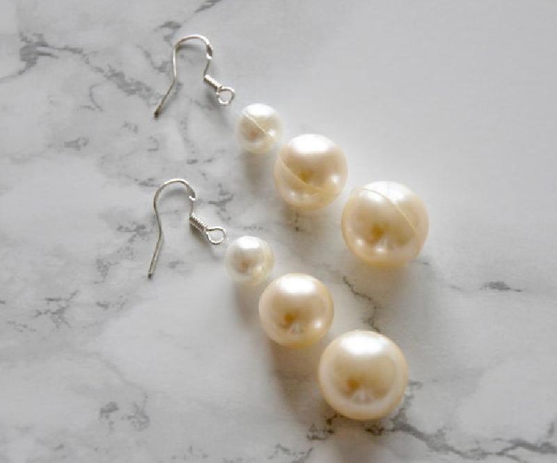 Серьги парящие бусины. Длинные серьги с бусинами. Серьги три бусины. 47 элемент серьги из жемчуга black&white c125853. Серьги с круглыми бусинами.