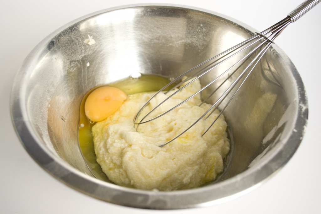 Надо ли добавлять в тесто яйца. Масло взбить с сахаром. Взбитое сливочное масло. Взбитые яйца с сахаром. Взбивание масла с сахаром.