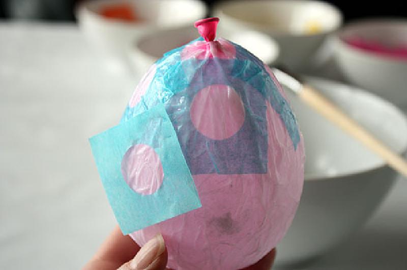 Яйцо из бумаги. Пасхальное яйцо папье маше. Яйцо из папье маше на Пасху. Пасхальное яйцо из шарика и бумаги.