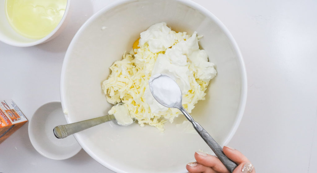 Крем из желтков для безе. Рецепт меренги из желтков. Куда использовать желтки от безе. Бизе. Выпечка яйцо желток.