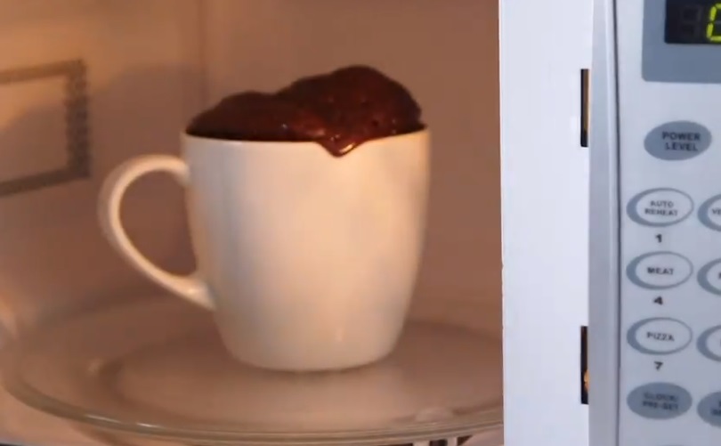 Легкие десерты в микроволновке без какао. Легкие десерты за 5 минут в микроволновке. Пудинг в микроволновке в кружке. Вкусняшки в микроволновке за 5 минут. Шоколадный кекс в микроволновке.