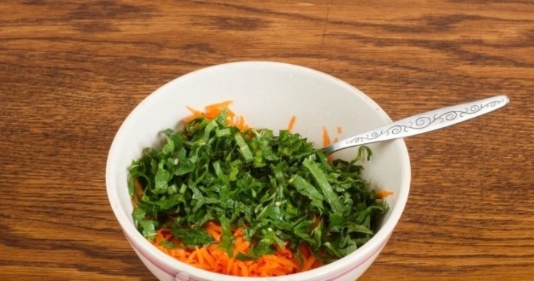 Салат из листьев одуванчика. Листья одуванчика морковь салат. Салат из листьев одуванчика рецепт.