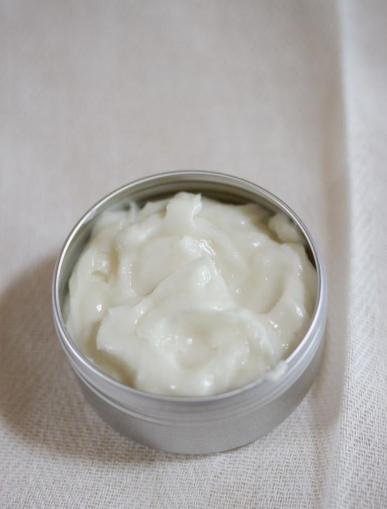 мазь в баночке. крем женский. домашний крем для лица. баночка крема. приготовление домашнего крема для лица.