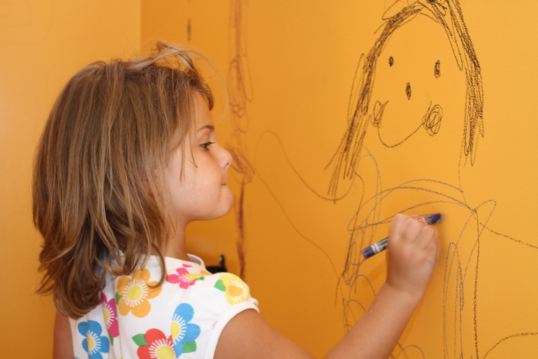 Ребенок изрисовал. Рисование на стенах для детей. Стена рисунок для детей. Дети порисовали на стене. Маленькие дети и рисование на стенах.