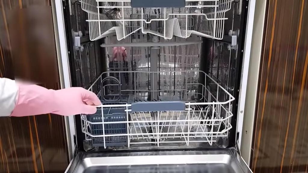 Почему плохо моет посудомойка. Лайфхак для посудомоечной машины. Посудомоечная машина Bosch плохо отмывает посуду причина. Лайфхак по посудомоечной машине. Хотпоинт Аристон посудомоечная машина чистка фильтра.