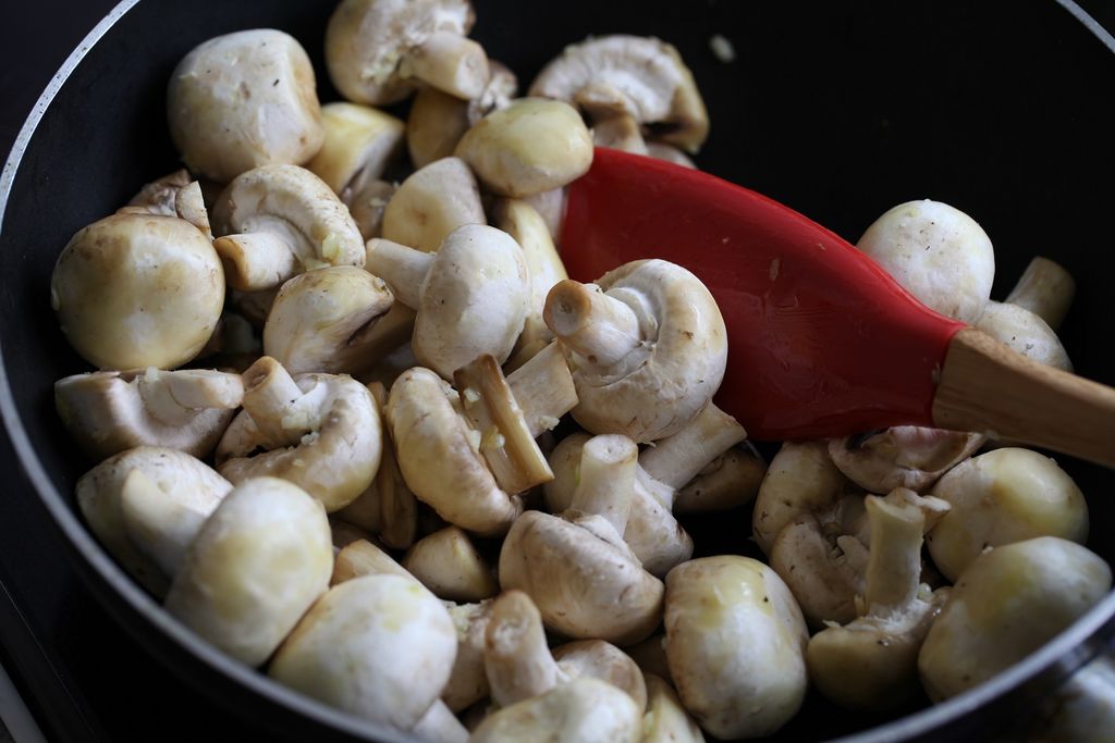 Свежие грибы на сковороде рецепт. Шампиньоны на сковороде. Как приготовить шампиньоны на сковороде. ПП шампиньоны на сковороде. Чеснок грибы морковь.
