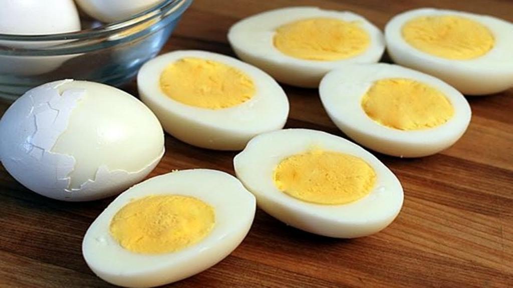 Можно ли греть вареные яйца. Яйцо отварное. Вареное яйцо в разрезе. Яйцо вареное со сливочным маслом.