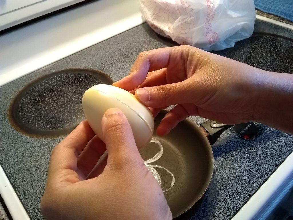 3 яйцо что делать. Как делают искусственные яйца. Яйцо из шоколада с кремом. Сделать маленькие яйца своими руками. Улавливатель яиц как сделать.
