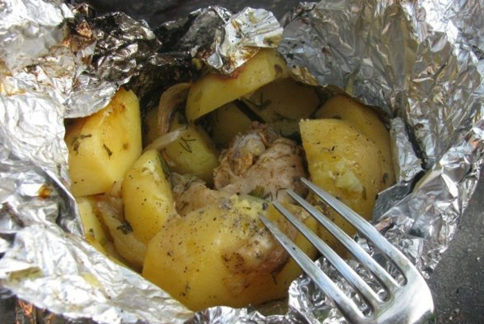 курица с картошкой в фольге на углях рецепт с фото пошагово. 1762932. курица с картошкой в фольге на углях рецепт с фото пошагово фото. курица с картошкой в фольге на углях рецепт с фото пошагово-1762932. картинка курица с картошкой в фольге на углях рецепт с фото пошагово. картинка 1762932. Шашлыки, безусловно, считаются самым лучшим блюдом для пикника. Но, согласитесь, даже они рано или поздно могут надоесть. Чтобы внести в пикниковое меню разнообразие, я готовлю на мангале крылышки, запеченные с картошкой. Друзья в восторге от этого блюда и всегда просят добавки. Делюсь с вами отличным рецептом.