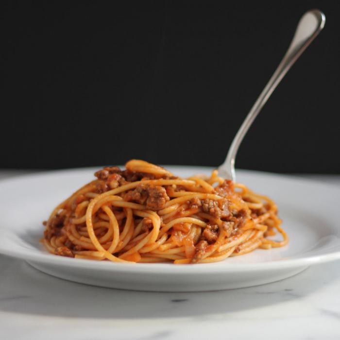 Тонкие спагетти с томатным соусом