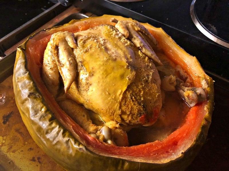 курица в арбузе готовим на юморе. 1788650. курица в арбузе готовим на юморе фото. курица в арбузе готовим на юморе-1788650. картинка курица в арбузе готовим на юморе. картинка 1788650. Как вы предпочитаете готовить курицу? В духовке, на сковороде или на гриле? Какой бы способ вы ни выбрали, вряд ли вы пробовали использовать в рецепте арбуз! Но совершенно напрасно!