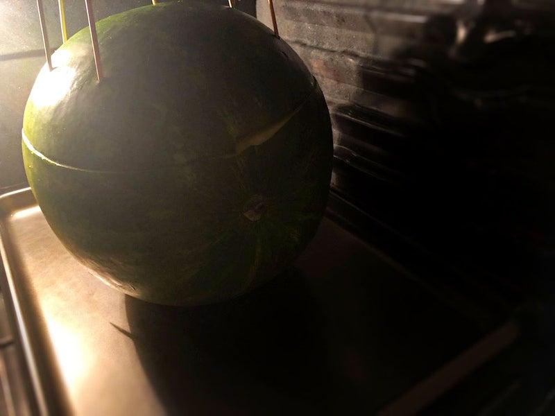 курица в арбузе готовим на юморе. 1788652. курица в арбузе готовим на юморе фото. курица в арбузе готовим на юморе-1788652. картинка курица в арбузе готовим на юморе. картинка 1788652. Как вы предпочитаете готовить курицу? В духовке, на сковороде или на гриле? Какой бы способ вы ни выбрали, вряд ли вы пробовали использовать в рецепте арбуз! Но совершенно напрасно!