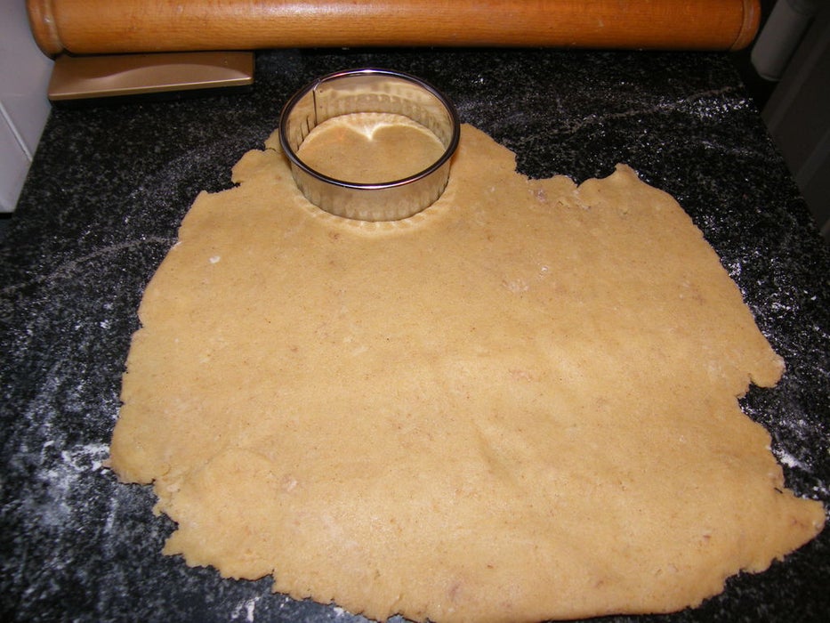 Положить тесто в масло. Выложить на пергамент в форме чипс. Тесто при выпечке пузырчатое. Как уложить тесто в круглую форму. Тесто слишком пузырчатое.
