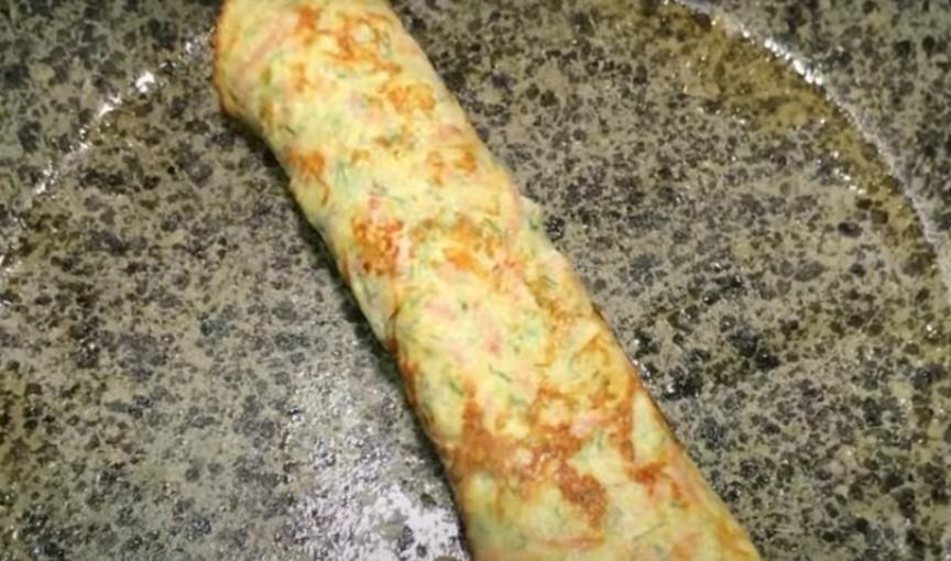 манная каша с колбасой. 1805168. манная каша с колбасой фото. манная каша с колбасой-1805168. картинка манная каша с колбасой. картинка 1805168. К сожалению, далеко не все дети любят есть манную кашу. И только с возрастом приходит понимание того, что это блюдо не только вкусное, но и очень полезное. В нем содержатся очень полезные углеводы, кальций и легкоусвояемый белок, поэтому одна тарелочка этого лакомства может зарядить энергией на целый день. Также манная каша укрепляет зубы, кости и улучшает работу пищеварения. Но есть в блюде и свои минусы: оно достаточно калорийно, поэтому не совсем подойдет людям, которые соблюдают диету. Секреты вкусной и аппетитной манки скрываются именно в ее приготовлении. Наши рецепты помогут вам сварить невероятную кашу на молоке, от которой не откажутся даже самые маленькие члены вашей семьи!