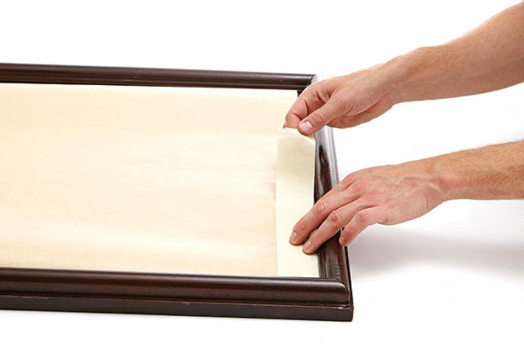 рука держит. отражающая бумага. зеркальная бумага для творчества где купить в арсеньеве. печать ультрафиолетом на зеркале. записка на холодильнике.