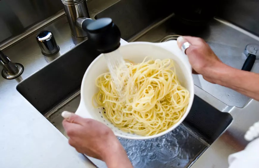 Макароны в кипящую или холодную воду. Варка спагетти в кастрюле. Макароны в кипящей воде. Как правильно варить макароны. Радужная лапша варится.