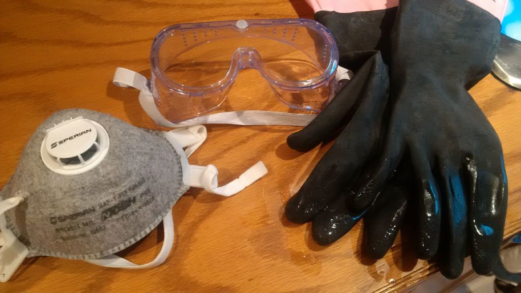 Противогаз перчатки. Защитными очками; перчатками; респираторами; фляжками с чистой водой..