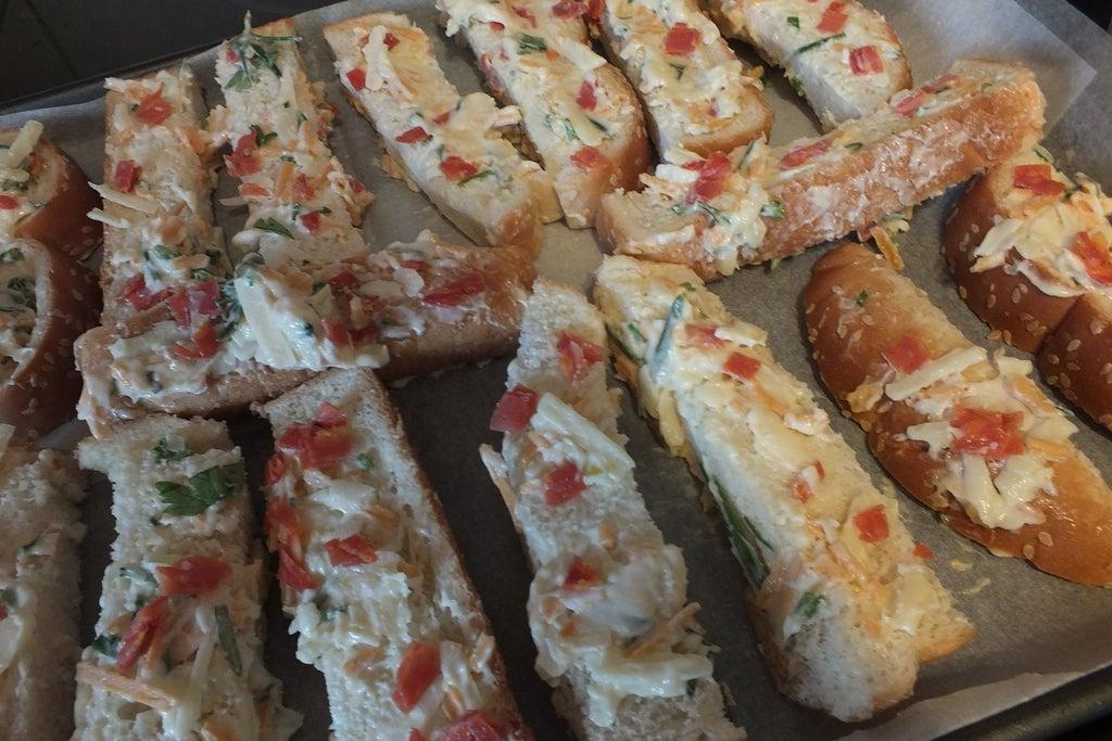 Хлебные палочки с чесноком