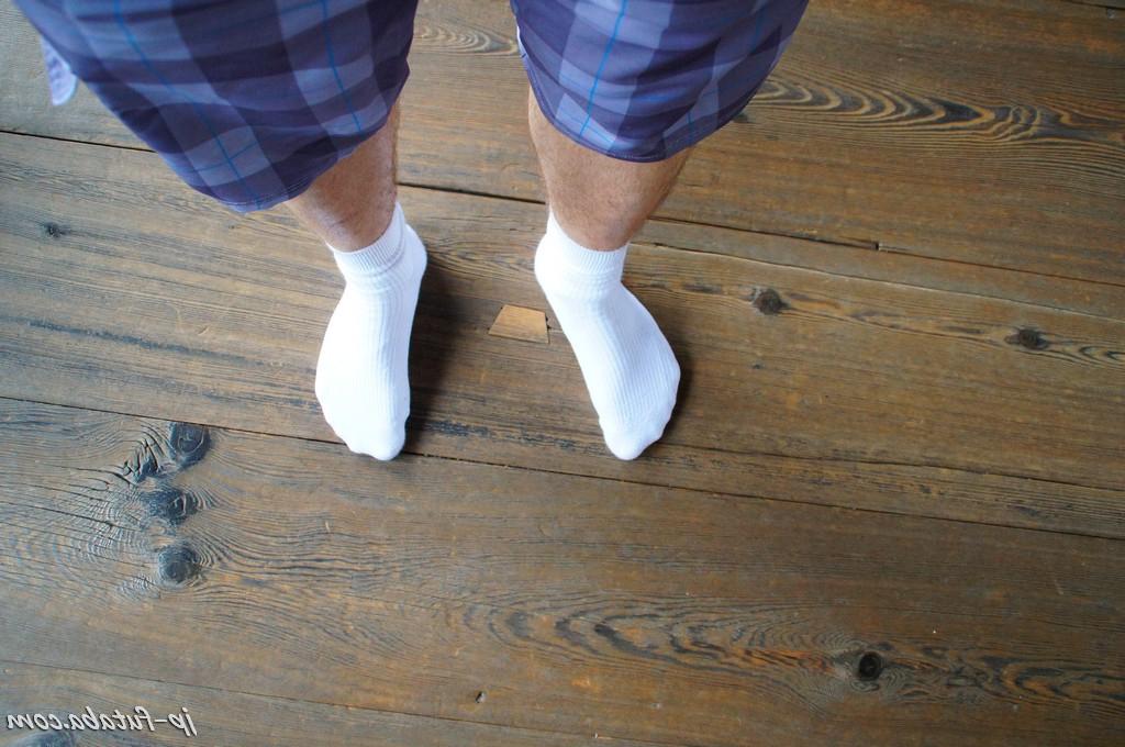 Мужские ноги в белых носках