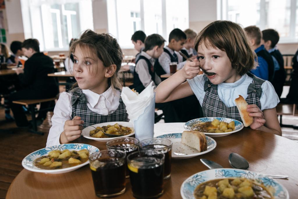 Картинка дети столовая