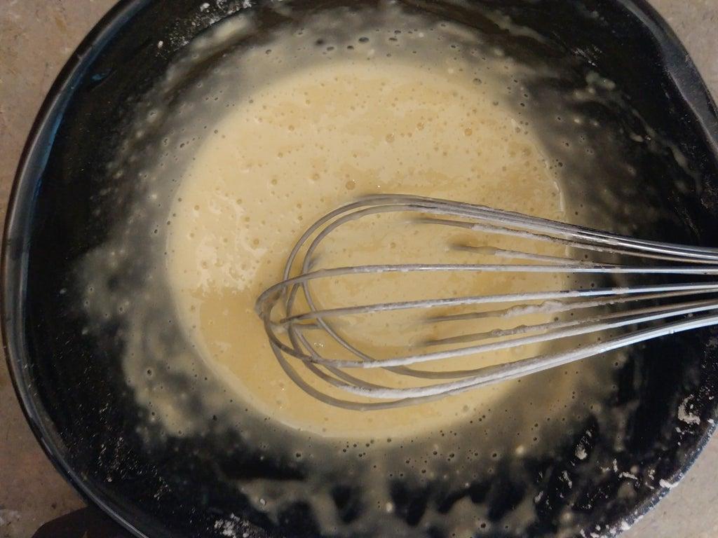 Тесто жарить на сковороде в масле. Тесто для жарки в масле. Тесто для жарки во фритюре. Тесто зажаренное во фритюре. Заварное тесто жареное во фритюре.