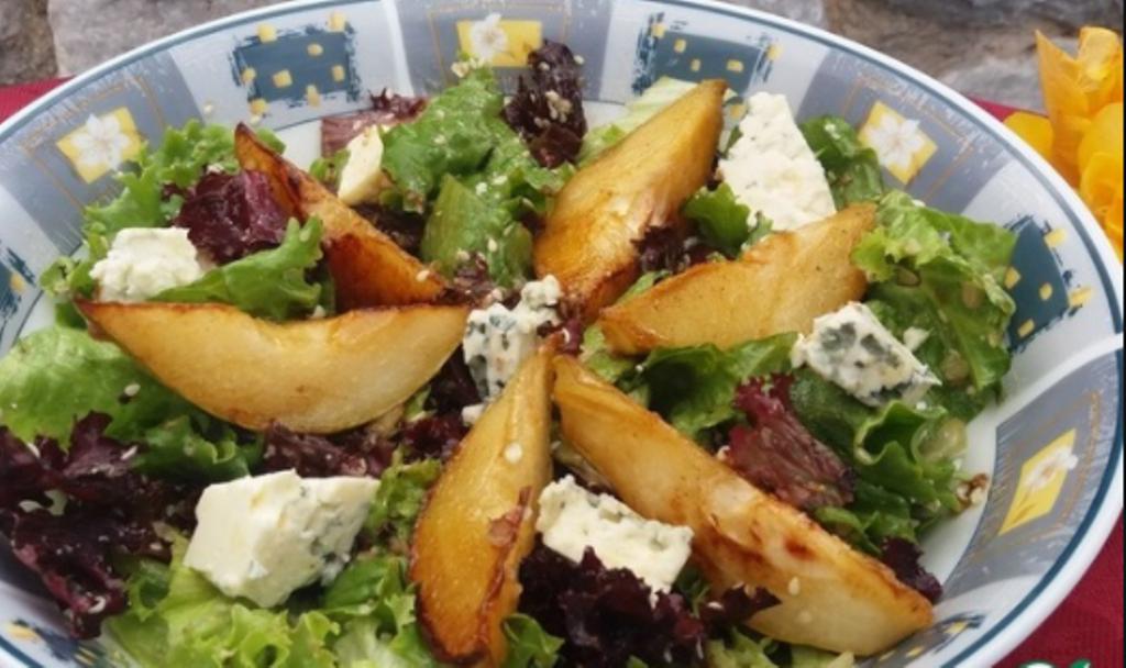 Салат с рукколой и грушей и сыром. Салат груша бекон руккола. Салат с грушей и беконом и рукколой. Салат с горгонзолой и грушей и рукколой. Салат с карамелизованной грушей и сыром.