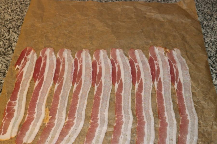 Из фарша и сыра делаю мясной рулет, а затем заворачиваю его в плетенку из бекона
