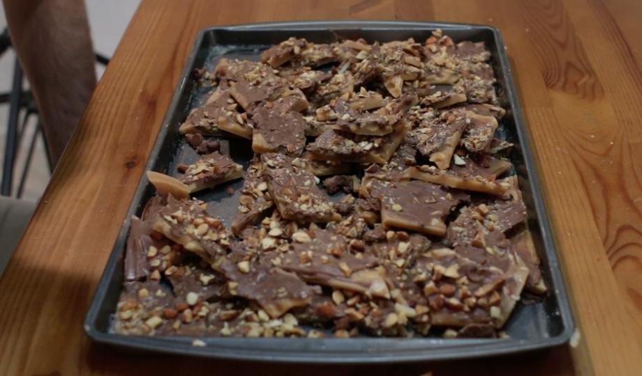 Шоколад с карамелью и орехами