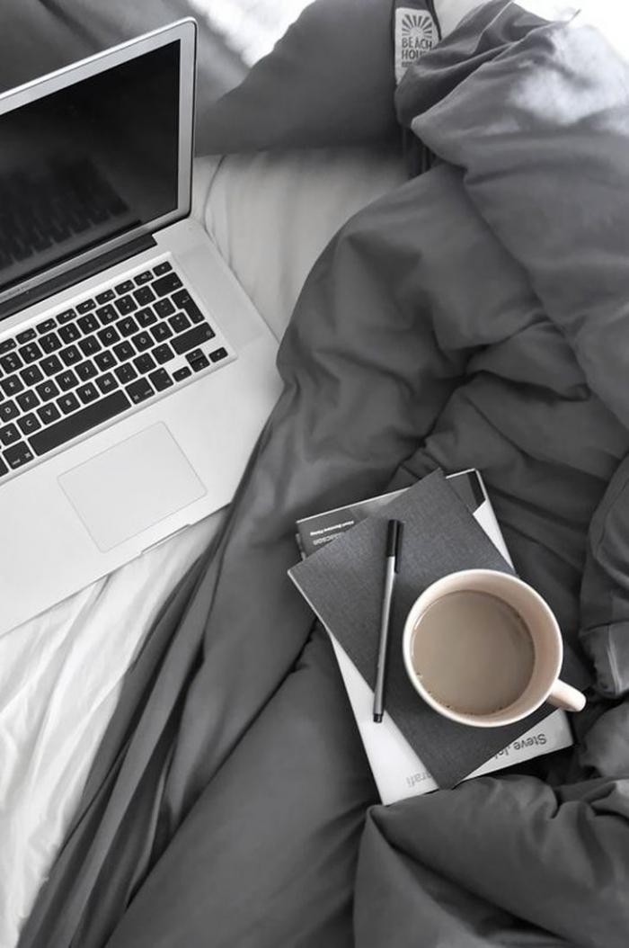 Работа утром на несколько часов. Ноутбук и кофе. Ноутбук работа. Стол для ноутбука. Ноутбук и чашка кофе.