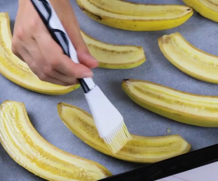 Приготовить бананы в духовке. Запеченные бананы. Бананы в духовке. Запеченные бананы в духовке. Десерт с бананом в духовке.