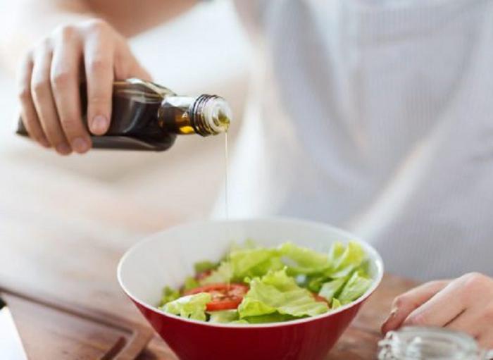 Дополните овощной салат оливковым маслом 