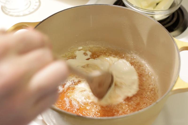 Карамельный соус со сливками