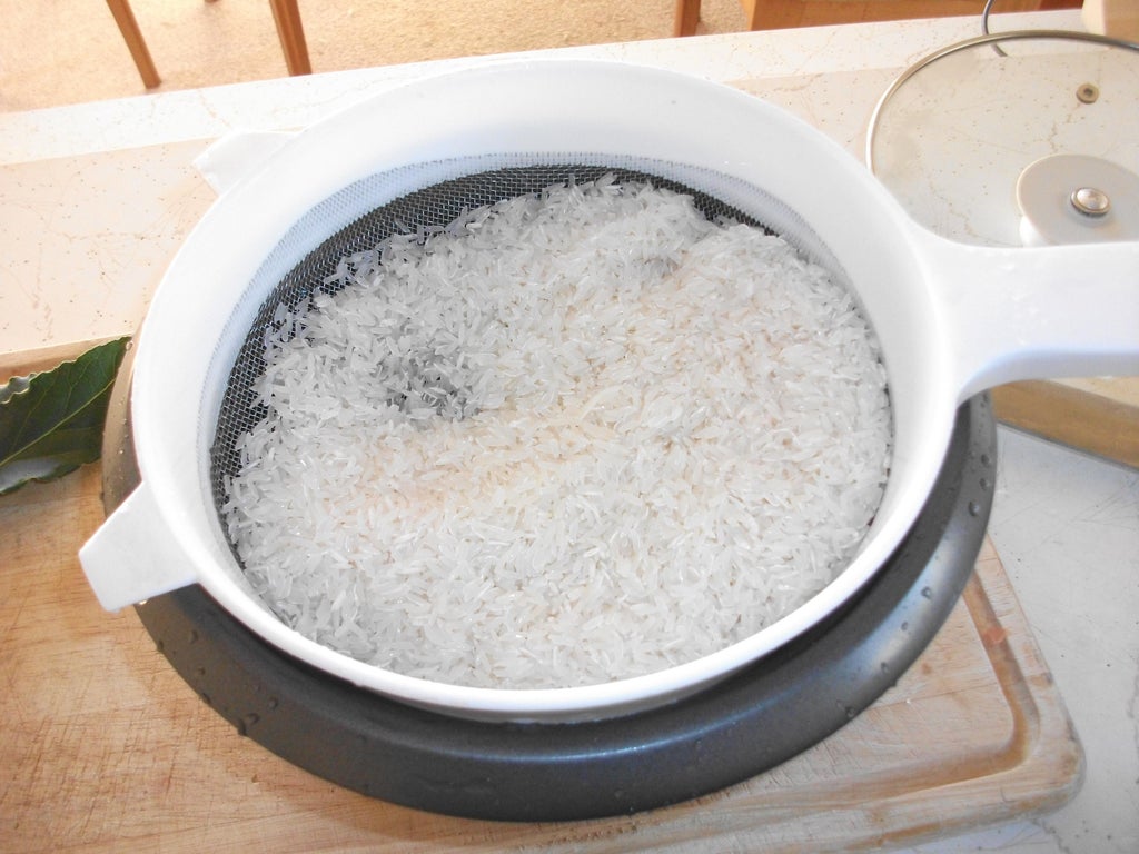 Рис для плова нужно промывать. Пересыпаем рис в кастрюлю. Слейте с риса воду и пересыпьте его в сковороду.. Как промыть рис для плова. Сыпать рис в посуду.